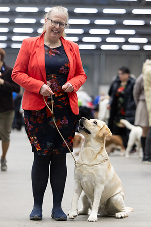 Anne Mäkisen mielestä labradorin valtteja ovat iloisuus ja monipuolisuus. ”Sekä se onni, mitä ne jakavat ympärilleen”. Kuvassa myös 3-vuotias Alvi eli FI MVA FI JVA October’s Endeavour. Kuva: Viivi Keinonen