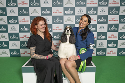 Sanna Vartiainen ja Iitu Kelokorpi iloitsivat amerikancockerien ROP-voitosta, koira on Very Vigie Veni Vigie Vici. Kuva BeatMedia/The Kennel Club