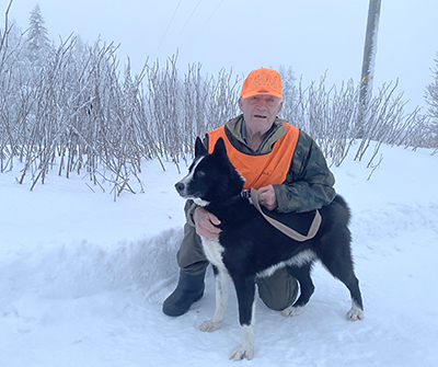Eenokki Lehto, 90, on Kennelliiton sekä useiden metsästysseurojen kunniajäsen. Hän on ollut mukana perustamassa monia metsästyskoirayhdistyksiä pohjoiseen. Vierellä oma viisivuotias Kurvarin Hupi. Kuva: Ari Lehto