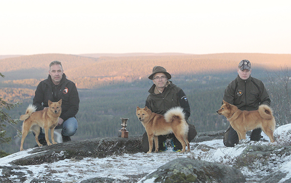 Kuvassa kolmen kärki, keskellä M-18 Karahkan Eka-Essi, omistaja Sauli ja Pirkko Halttunen, Siilinjärvi; hopeaa Rota, omistaja Thommy Svevar, Sundom (oik.); pronssia Peijakkaan Muksa, omistaja Heikki Niemelin, Oulu.