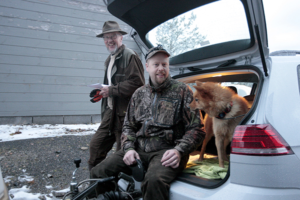 Etelän lohkoa edustavat Ere Grenfors ja koiransa Metsokorven Maukka ovat Haukku-ottelun ensikertalaisia. Lauantaiaamuna Maukan töitä on lähdössä tuomaroimaan Heikki Miettinen Vehmersalmelta (vas.).