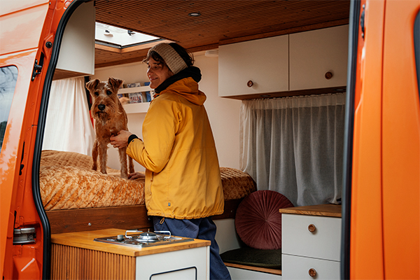 Pakuelämästä haaveileville Aino Huilaja suosittelee testireissuja ennen lopullista muuttopäätöstä. ”Liikkuva elämänmuoto on stressaavaa ja jokainen kestää sitä eri tavalla. En lähtisi siihen testaamatta, oli sitten koiraa tai ei.” Arska-koira tykästyi Van life -vuosinaan automatkailuun niin, että se on aina valmiina reissuun.