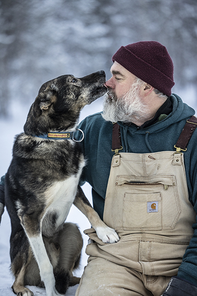 Hollantilainen Valentijn Beets on toiminut huskysafariyrittäjänä Sinetässä vuodesta 2016. Kuvassa hän on jo eläköityneen 11-vuotiaan alaskanhusky Charlien kanssa. Kuva Karoliina Paatos