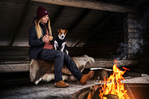 Koiran kanssa puuhastelu on Jasmi Joensuulle vastapainoa työlle. "Sillä on vaikutusta myös psyykkiselle hyvinvoinnille." 