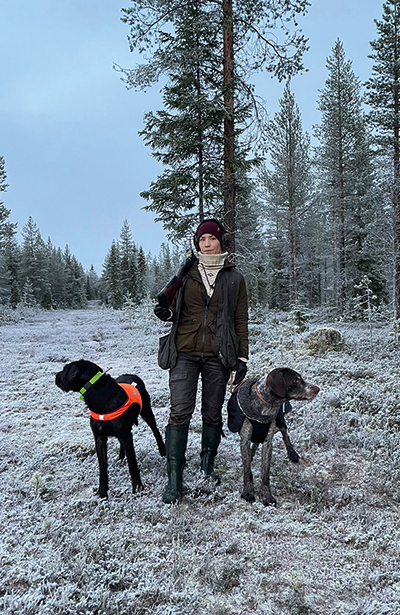 Julia Mäkeläinen, 31, harrastaa karkeakarvaisten saksanseisojiensa kanssa myös agilitya. ”Siinä ja metsästäessä on paljon samaa, miten koiran kanssa tehdään yhteistyötä. Koira lukee koko ajan ohjaajan rytmiä ja eleitä ja ohjautuu niiden mukaan.” Kuva: Huugo Seikkula