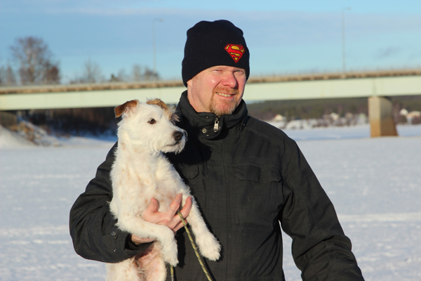 Ari Korteniemelle ja parson Wilmerille valtakunnan rajojen ylittely on kisamatkoilta tuttua touhua. Kotirannan näkymää hallitsee rajasilta Tornionjoen yli Ruotsiin.