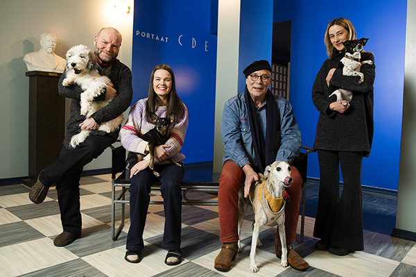 Lallukan taiteilijatalo Helsingissä on myös koira-asukkaiden koti. Tapasimme Petri Bäckströmin (vas.) ja Luman, Rebekka Naatuksen ja Nipsun, Vesa Vierikon ja Neron sekä Nastja Säde Rönkön ja Leinikin.