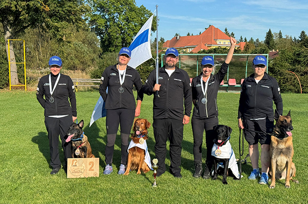 Vas. Kirsi Karmala ja Ruutipussin Åkariina, Heidi Levander ja Northern Lights Up Finnish Sky, joukkueenjohtaja Matti Hautala, Kirsi Myöhänen ja Noseworks Ukko sekä Liia Rikkinen ja Blackneck’s C’Rapp. 