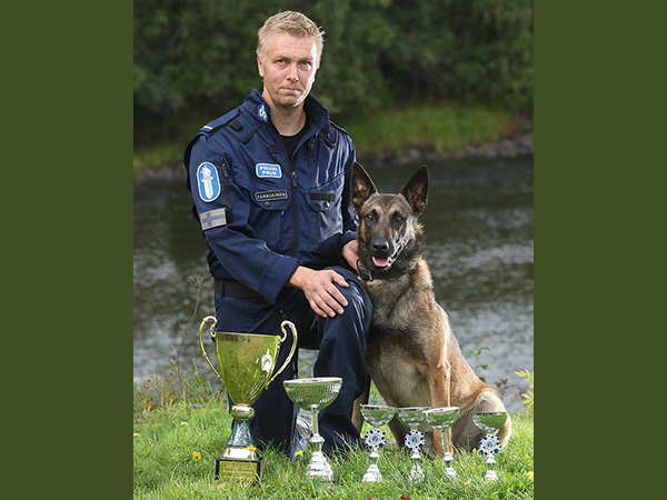 Itä-Suomen poliisilaitosta edustavat Toni Tarkiainen ja kisan kuopuksena osallistunut malinois Suhteellisen Viktor nappasivat partiokoirien SM-kultaa.