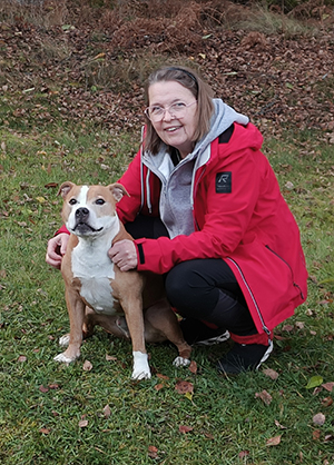 Purtsi on SmartDog-testin mukaan itsenäinen sählä, tekee ensin ja kyselee vasta sitten. Sitä kosiskeltiin kerran jalkapallojoukkueeseen maalivahdiksi. ”Olisikohan kannattanut lähteä manageriksi”, sen omistaja Suvi Salmi pohtii. Kuva: Taina Nygård